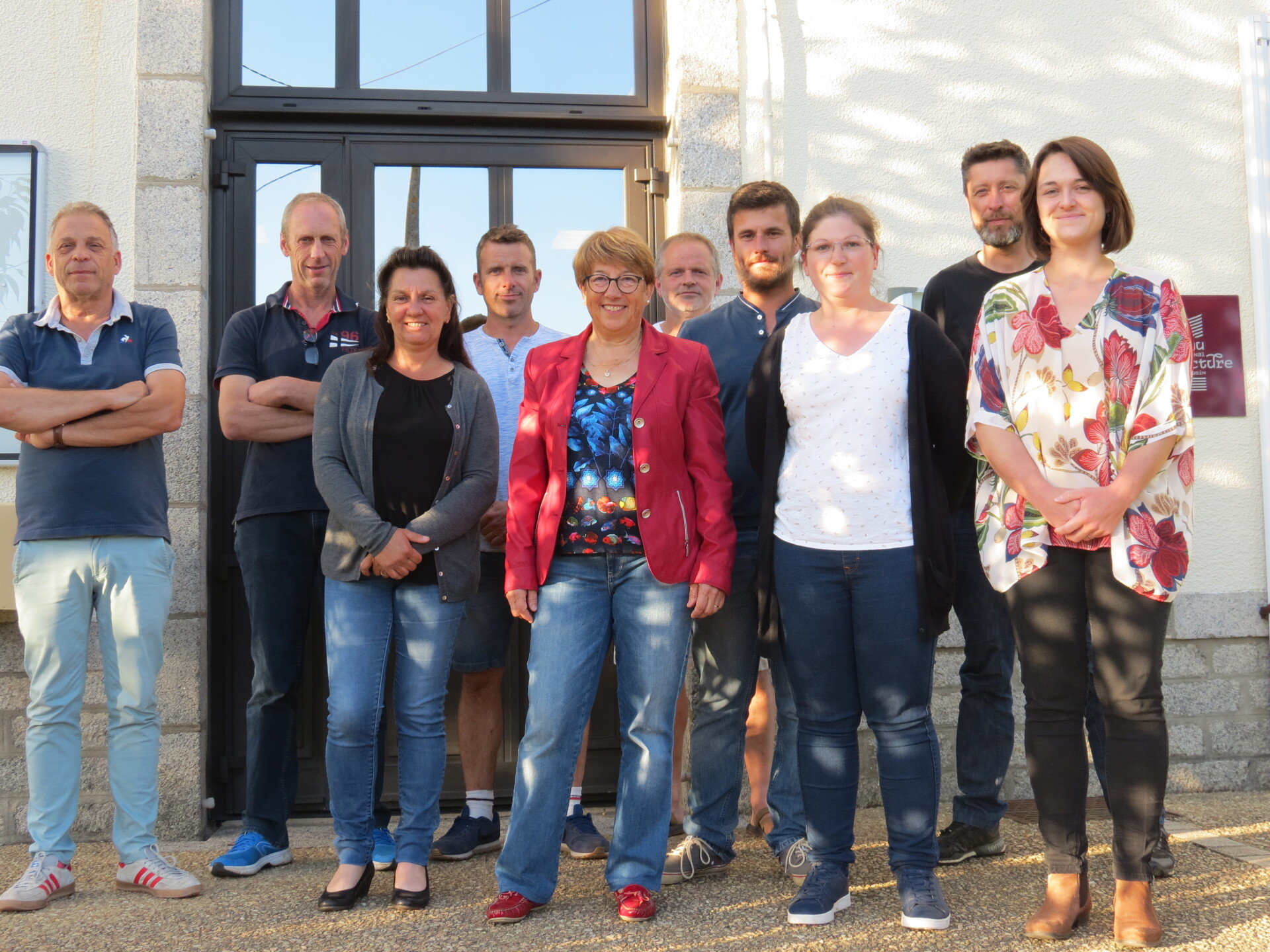 Le conseil municipal de la ville de Berneuil, mené par Eliane Boyer, le maire de la commune, au centre. 